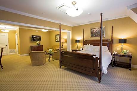 King Suite with Balcony and Creek View- Parlor Room/Non-Smoking