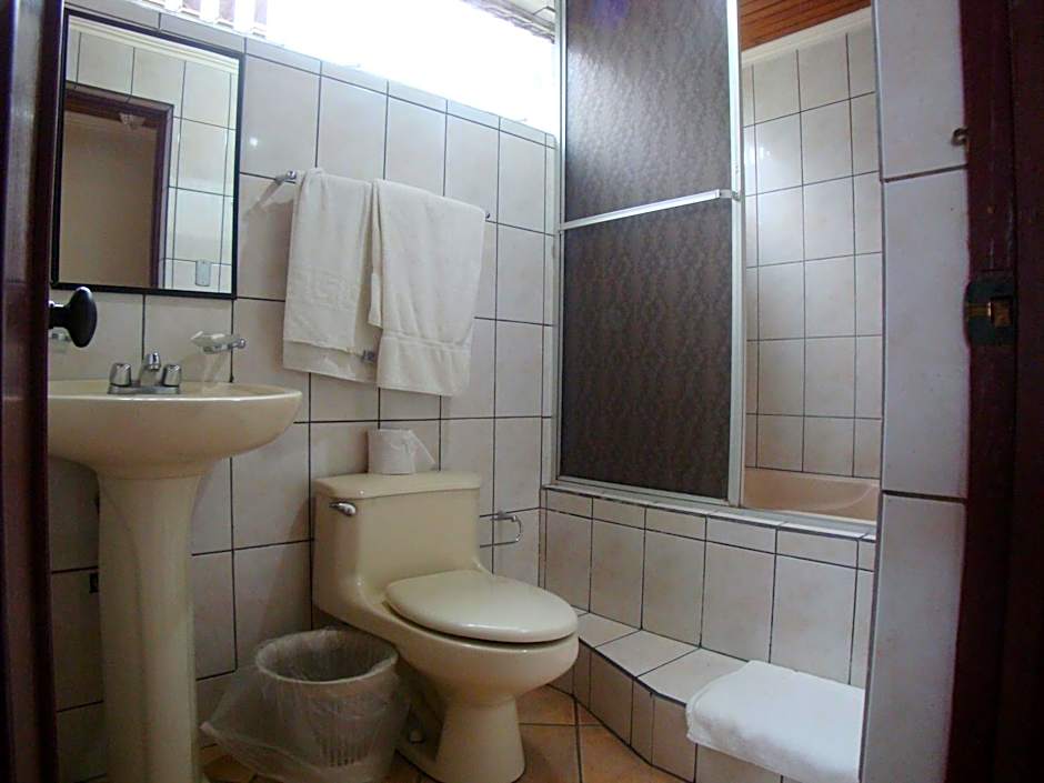 Hotel La Guaria Inn & Suites
