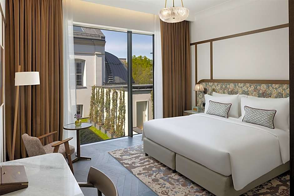 Stradom House, Autograph Collection