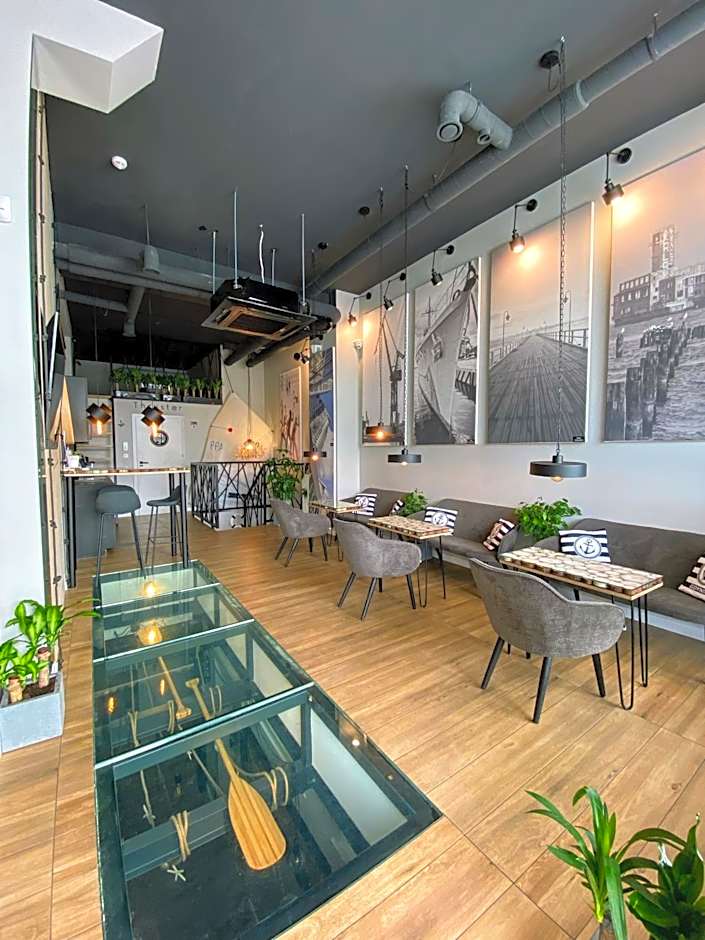 Thruster - Rooms, Kitchen, Chill-Out Zone-Netflix, Lobby-Netflix