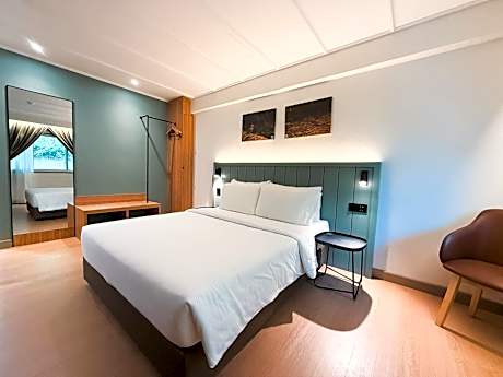 Queen Room with Garden View