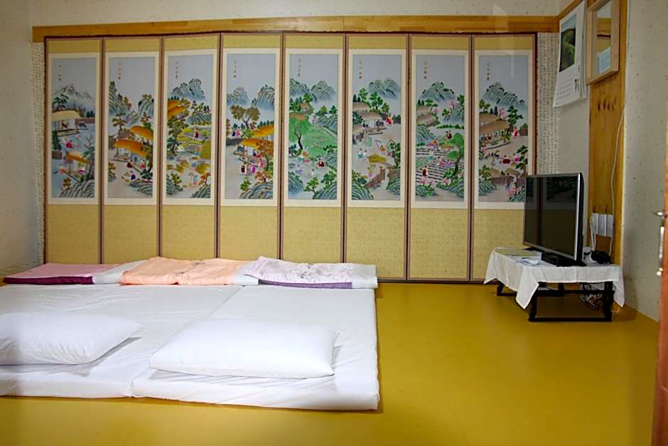 Photo 1 of 4 of Triple Room with Bathroom
