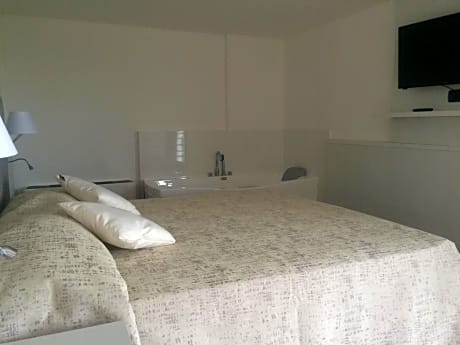 Deluxe Suite with Spa Bath