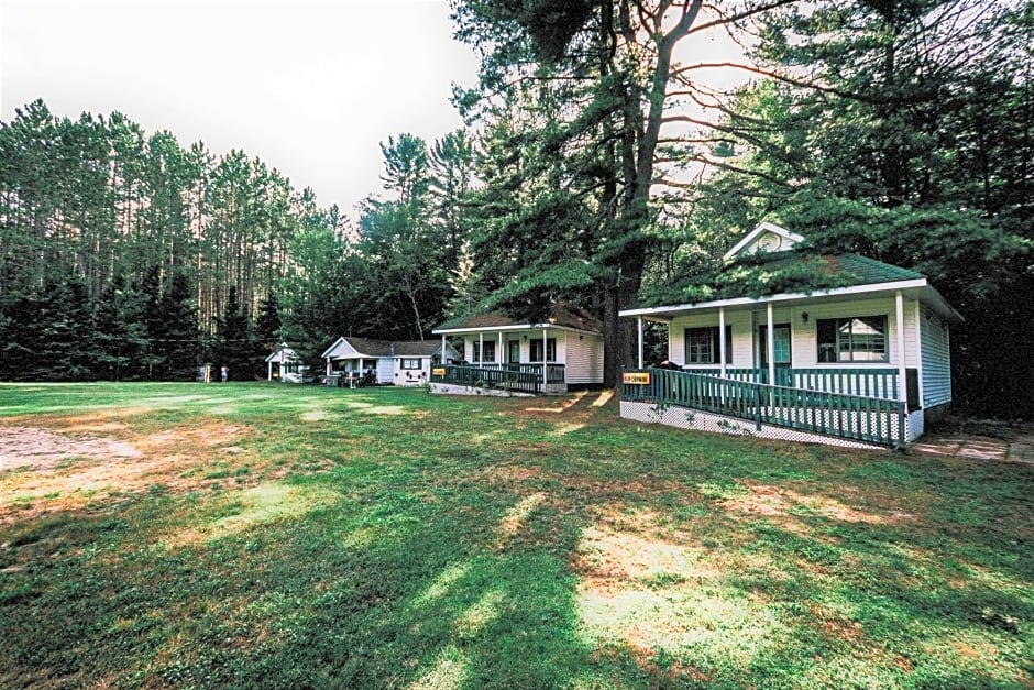 High Falls Bay Cottages, Camping & Waterpark
