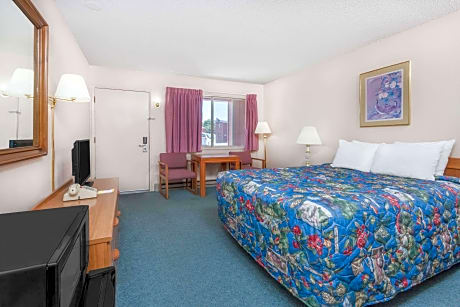 1 Queen Bed, Mobility Accessible Room, Smoking