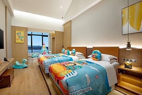 Triple Family Room with Lake View