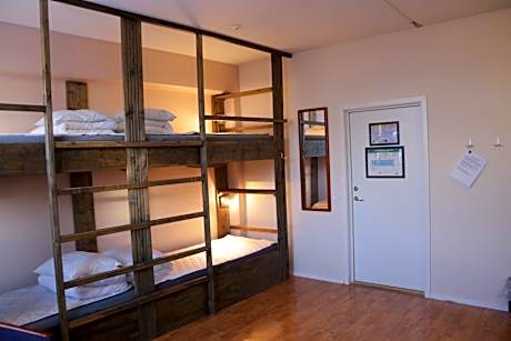 Family Room with Shared Bathroom (8 Adults)