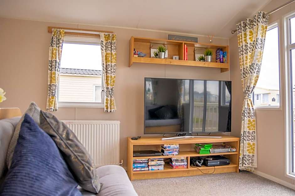 64 lancaster The lazy willow 3 bedroom hot tub caravan tattershall lakes