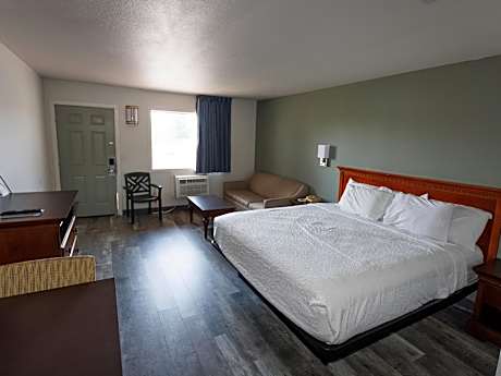 Deluxe King Room - Non-Smoking