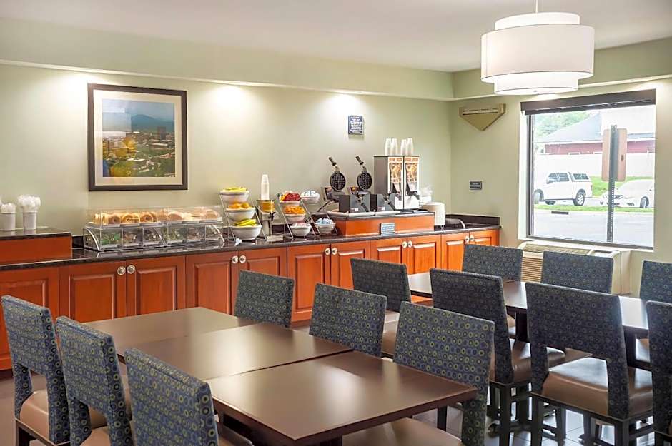 Comfort Suites Outlet Center