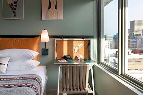 Corner Queen - 236 sq. Ft, Guest room, 1 Queen, Corner room