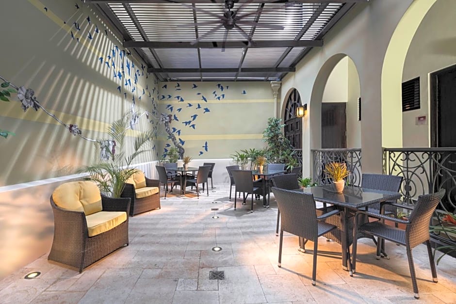 Decanter Hotel