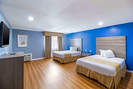 2 Queen Beds, Efficiency, Suite, Nonsmoking, Accessible