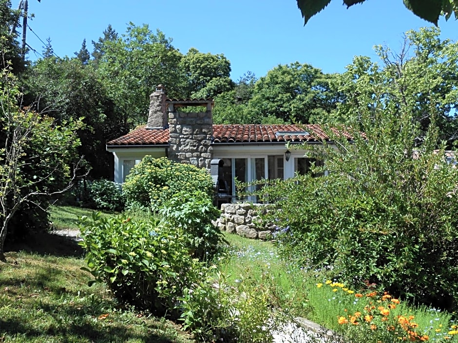 Les Grangeonnes, gîtes nature, piscine, sauna pour accueil familiale ou de groupe