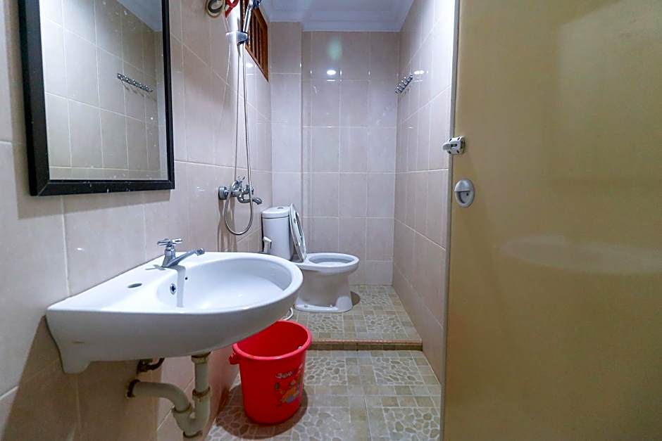 RedDoorz Plus near WTC Batanghari Mall