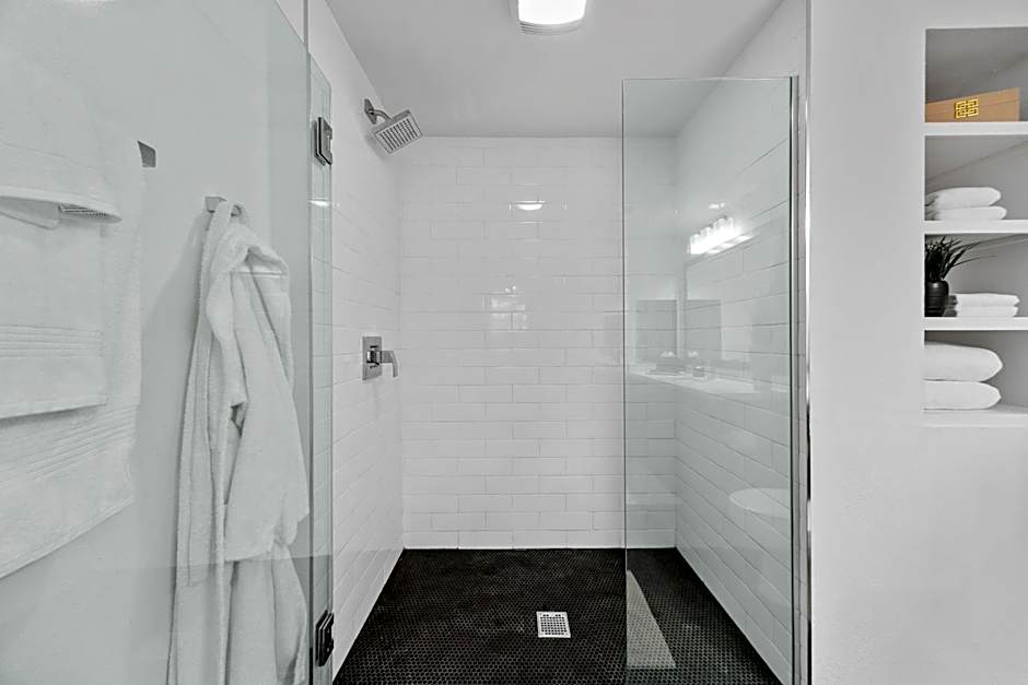 Fairfax District Chic City Oasis 2 BR Apt with Den 136