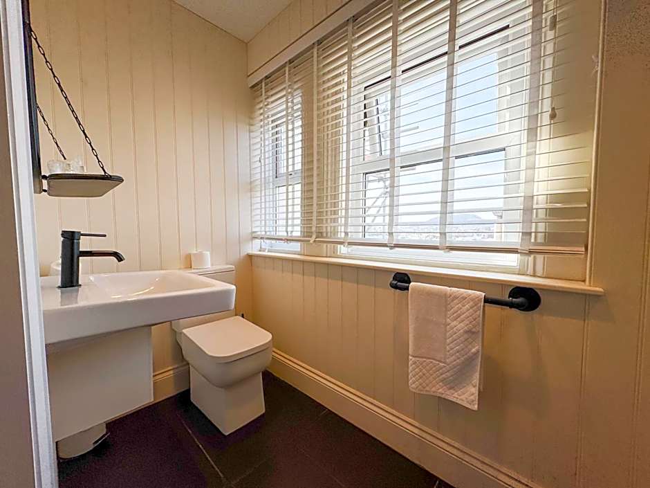 Delmont Hotel & View Restaurant