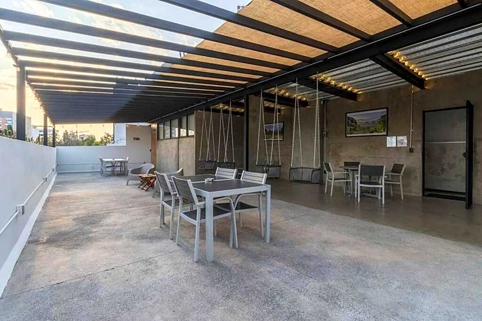 L102 New studio apt 1Bdrm 1bath AC Rooftop