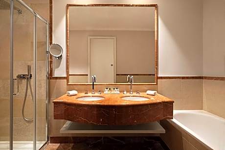 Junior Suite, 1 Bedroom (View) (1 King Bed)