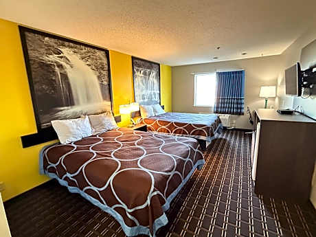 Super 8 by Wyndham Reedsburg