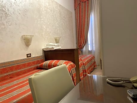 Twin Room with External Shared Bathroom