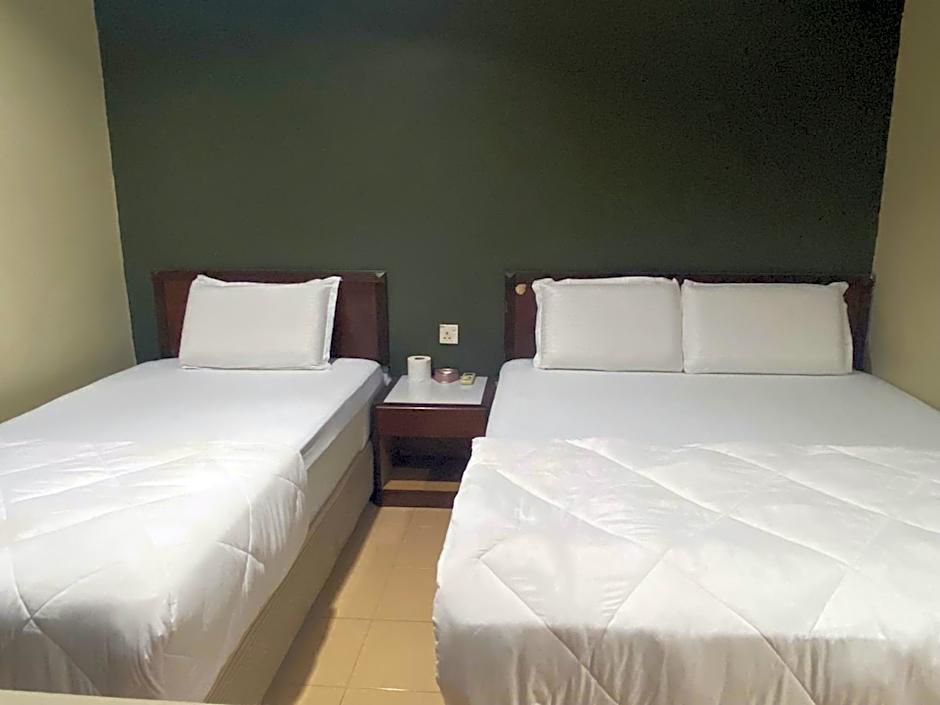 OYO 90896 Gold Hill Hotel