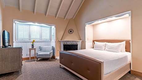 Deluxe Fireplace Room