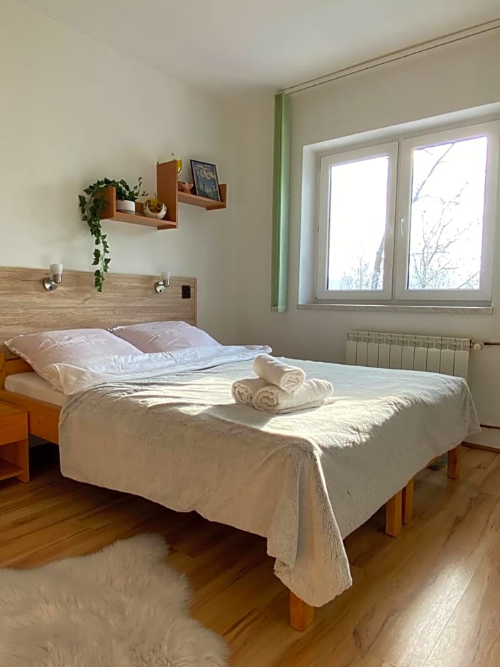 Pokoje Gościnne Pod Jaworem - obok pięknego szlaku wzdłuż rzeki Białka, 1km do stoków Kotelnica