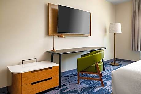 Studio with King Bed, Transfer Shower, Roll-In Shower and Sofa Bed - Mobility Access/Hearing Accessible
