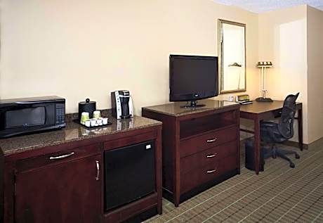 1 King Mobility/Hearing Accessible W/ Bathtub