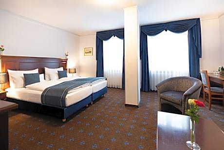 1 Queen Suite Kitchenette Sofa Bed Family Room