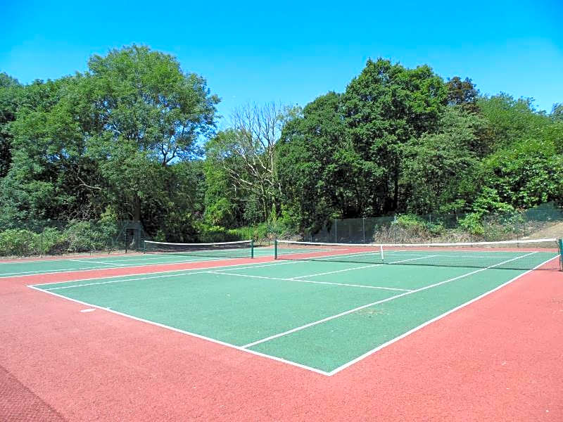 De Rougemont Manor Hotel