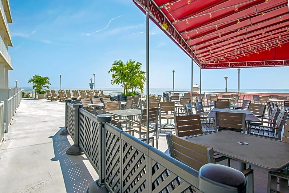 Commander Hotel & Suites