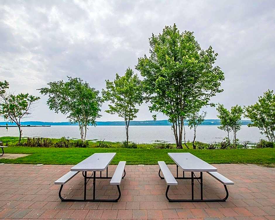 Quality Suites Ste Anne De Beaupre