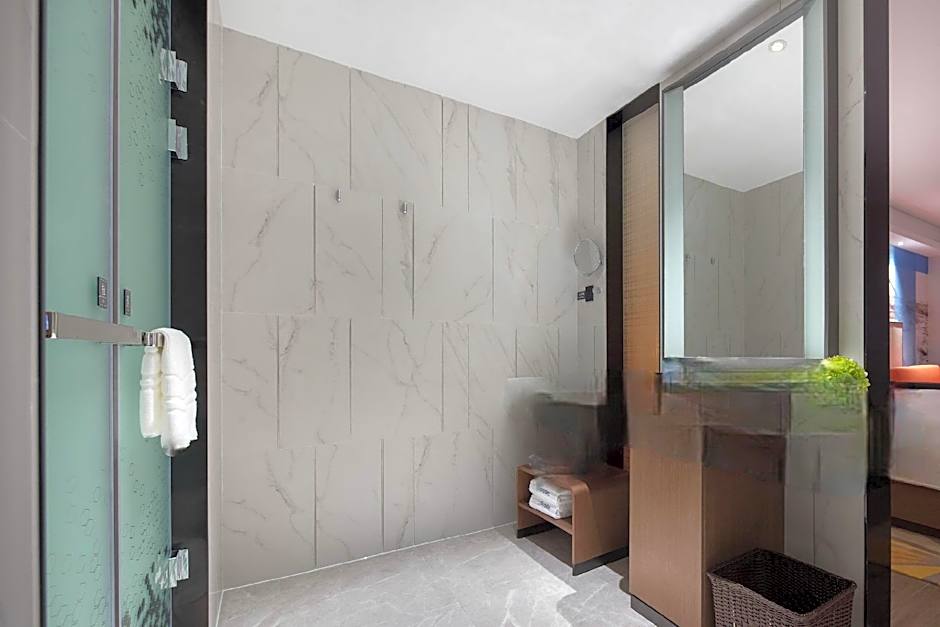 Hampton by Hilton Qionghai Railway Station