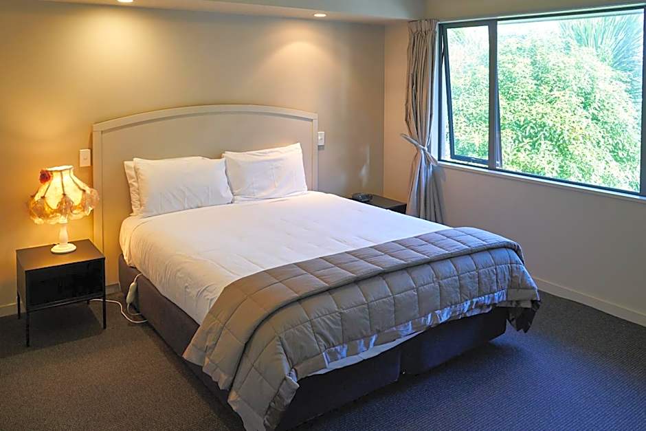 Azena Suites & Apartment