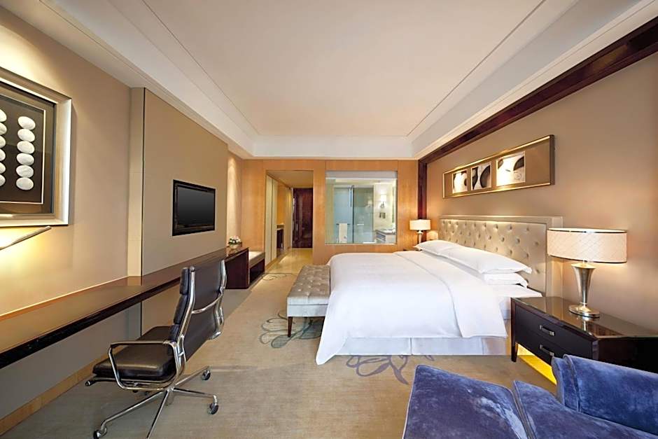 Photo 1 of 4 of Premier 1 King Bed Guestroom, City View, Mid Floor