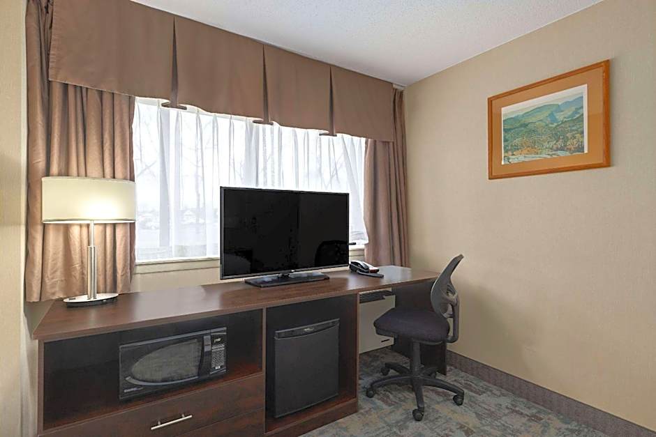 Travelodge by Wyndham Thunder Bay ON