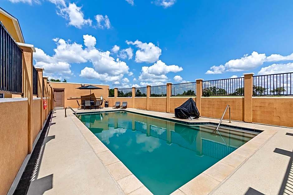 Days Inn by Wyndham Rockdale Texas