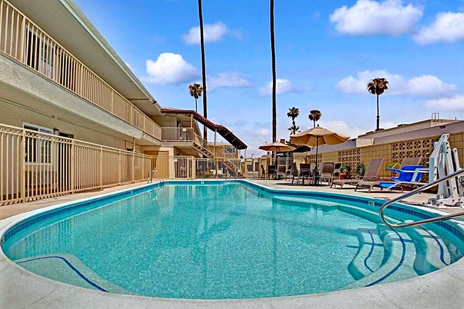 Super 8 by Wyndham Los Angeles-Culver City Area