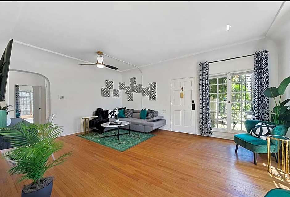Beverly Hills Stylish & Central 1 BR Apt + Parking