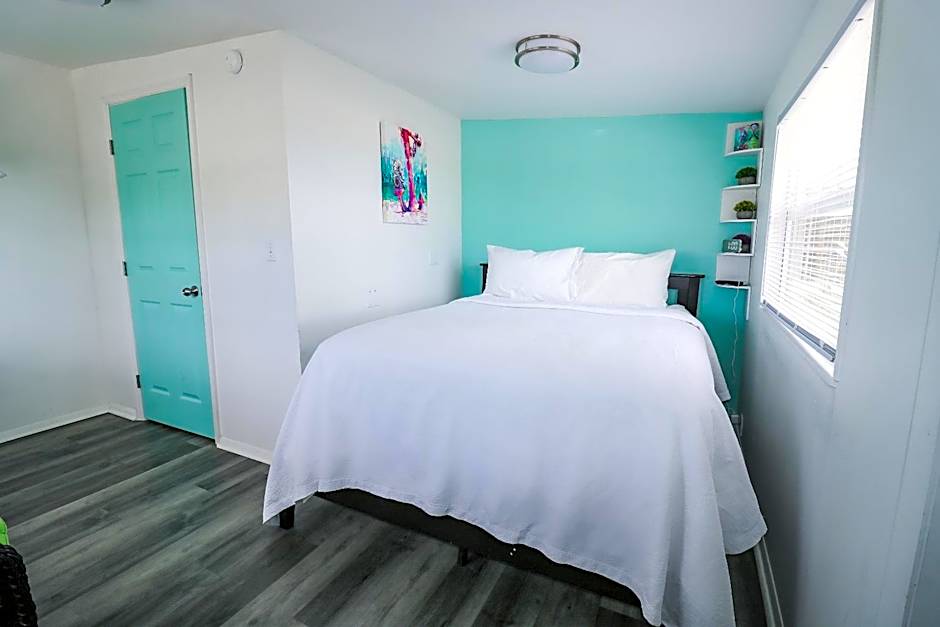 Photo 1 of 2 of 1 Queen Bed, Sea View