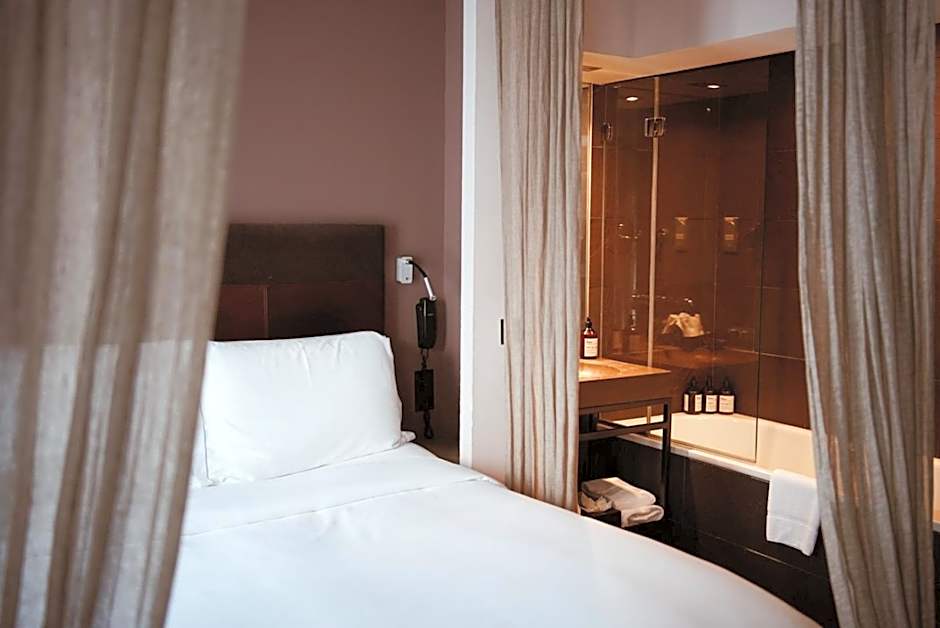 Hidden Hotel By Elegancia