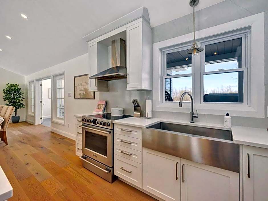 Gorgeous private retreat with hot tub