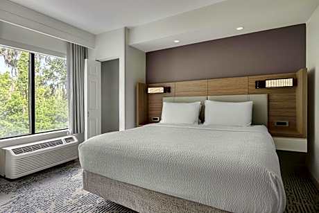King Studio with Sofa Bed and Adapted Tub - Mobility and Hearing Accessible