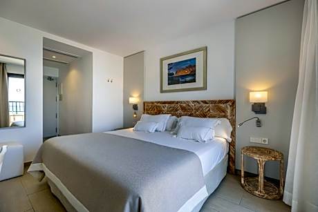Double or Twin Room with Sea View