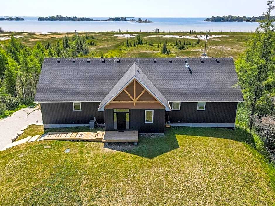 Huronia Luxury Lakefront Views & Game Room!