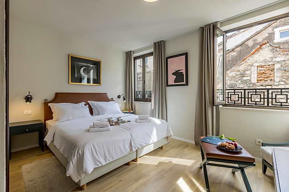 Leonis Restaurant & Rooms