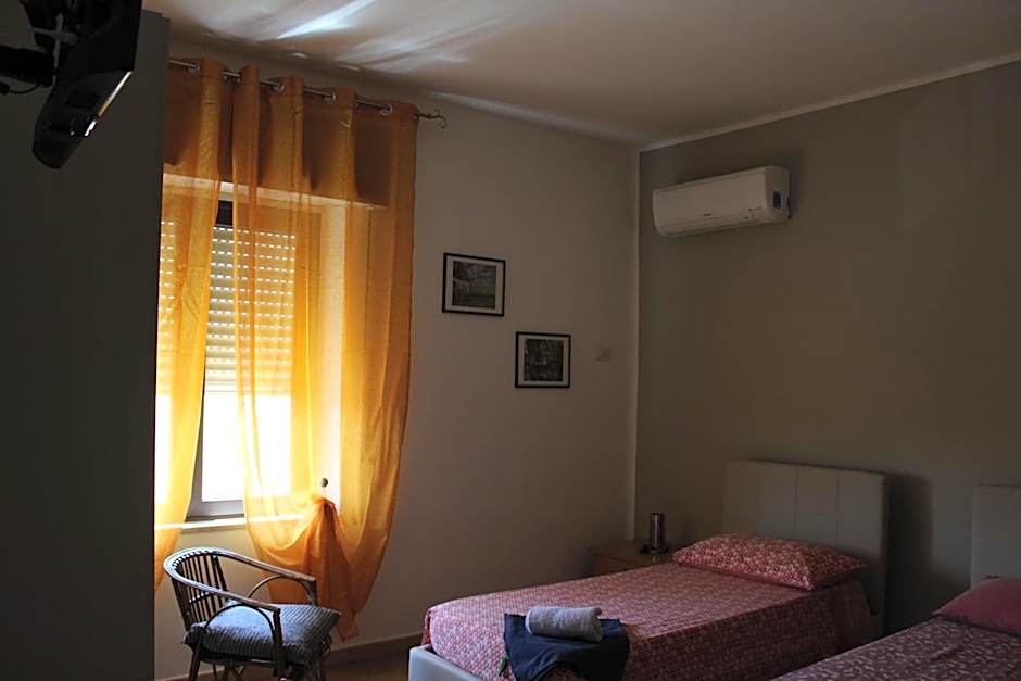 Standard Double Room with Shared Bathroom — 3 fotoğraftan 1. fotoğraf
