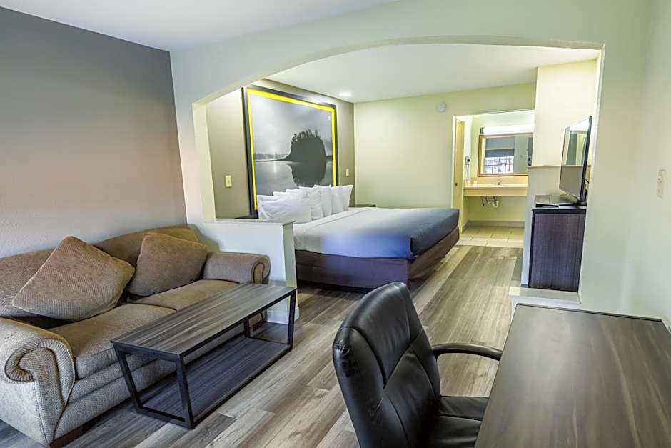 Super 8 by Wyndham Jackson MS Near the Fairgrounds